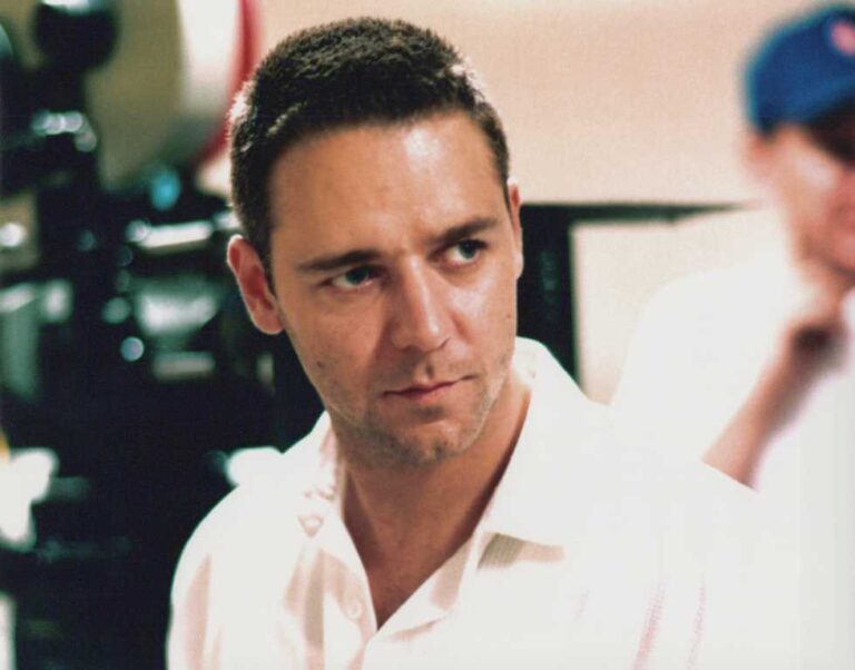 RUSSELL CROWE, portrait, stills or photos, DEALERS LOT