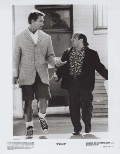 TWINS, 1988, movie still, DEALERS LOT